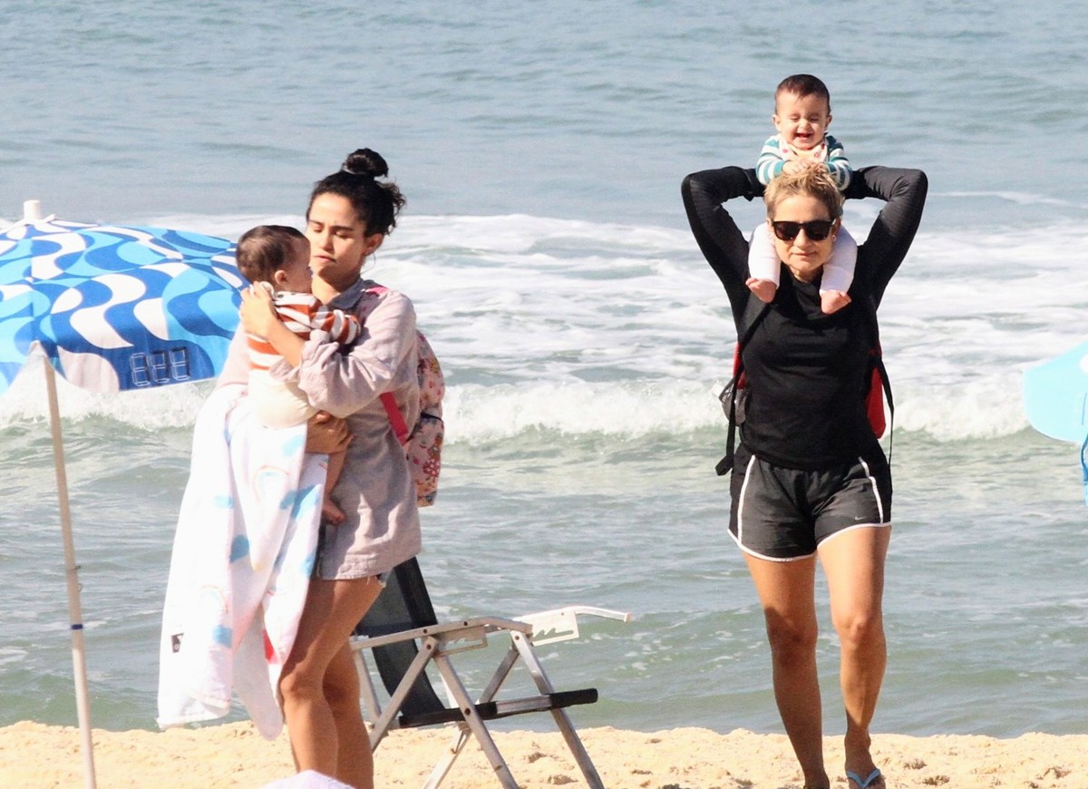 Nanda Costa e Lan Lanh curtem praia com as filhas (Foto: AgNews / Daniel Delmiro)