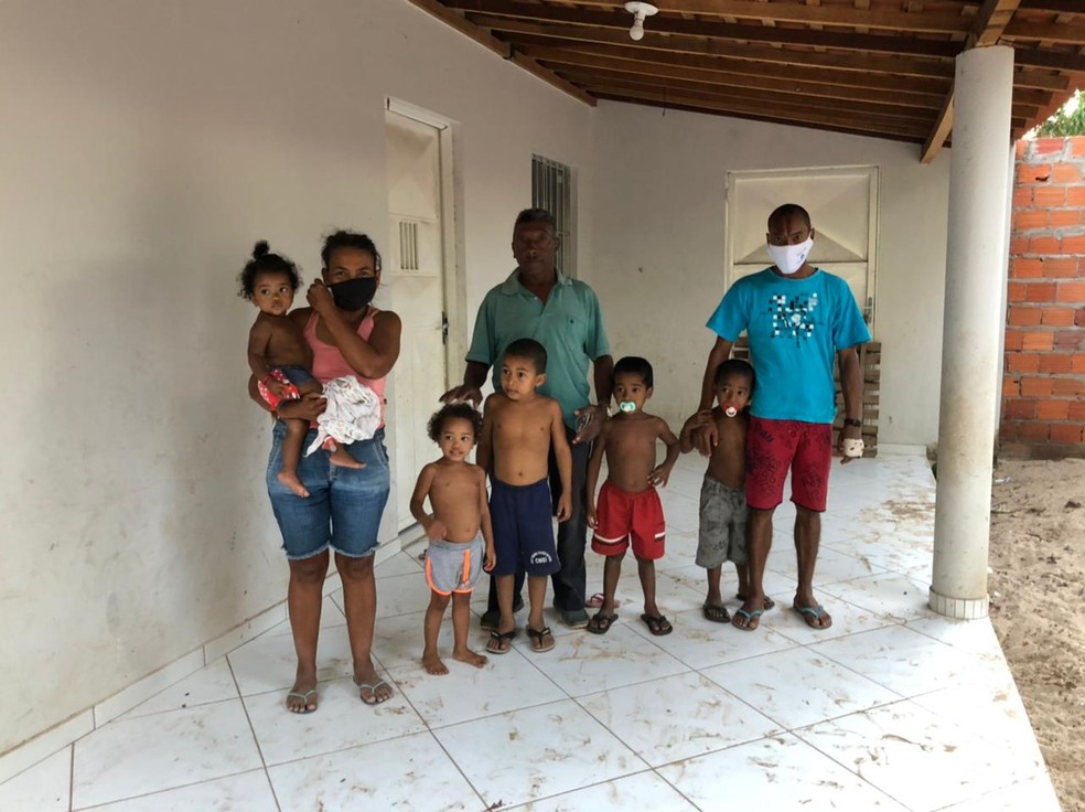 O viúvo Rodrigo conta com a ajuda de seus pais para criar seus cinco filhos no Piauí — Foto: Rodolfo Lima/Tv Clube