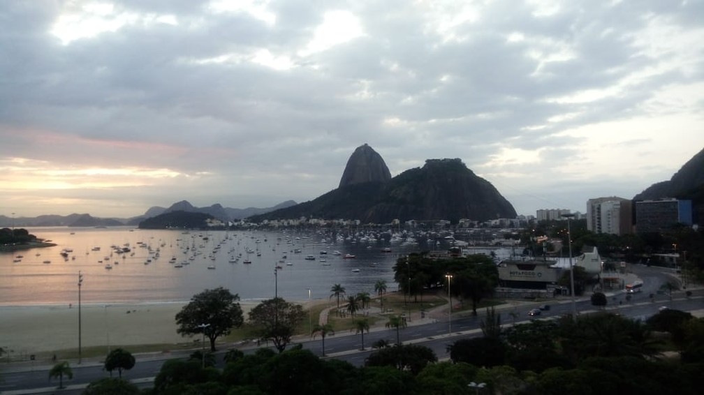 Surfista Pega Onda Gigante No Rio Cidade Deve Ter Ressaca E Frio Ate Fim De Semana Rio De Janeiro G1