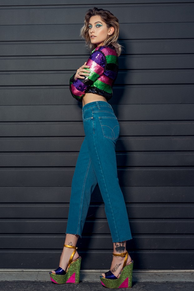 Top de paetês Amir Slama (R$ 1.248), calça jeans Calvin Klein (R$ 359) e plataformas Christian Louboutin (R$ 4.460) (Foto: Jacques Dequeker)