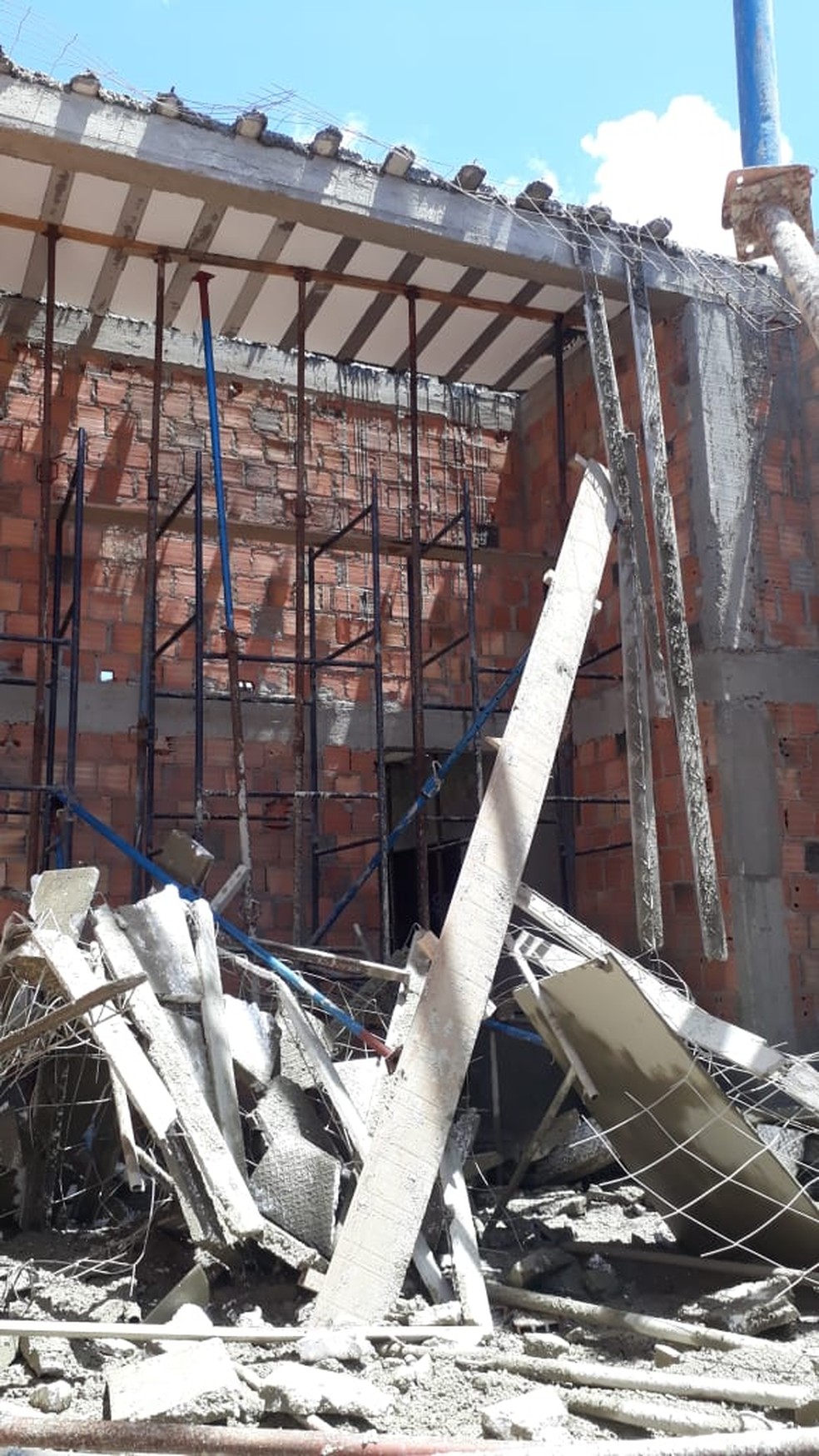 Cinco pessoas trabalhavam no momento do desabamento de uma laje em Maceió — Foto: Ascom/ CBMAL