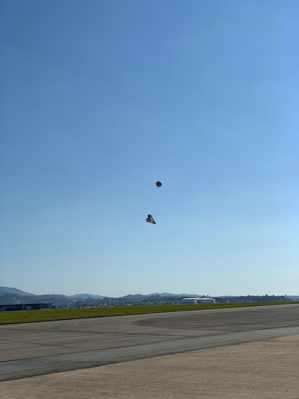 Balão cai na pista auxiliar do Aeroporto de Cumbica — Foto: José Seripieri Jr./Arquivo Pessoal