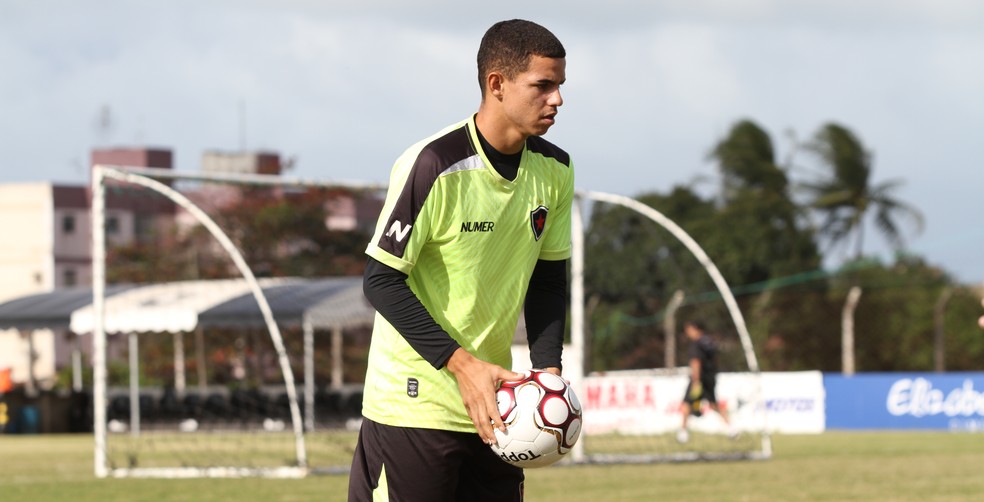 Djavan foi formado no Botafogo-PB e só defendeu outros clubes por empréstimo (Foto: Cisco Nobre / GloboEsporte.com)