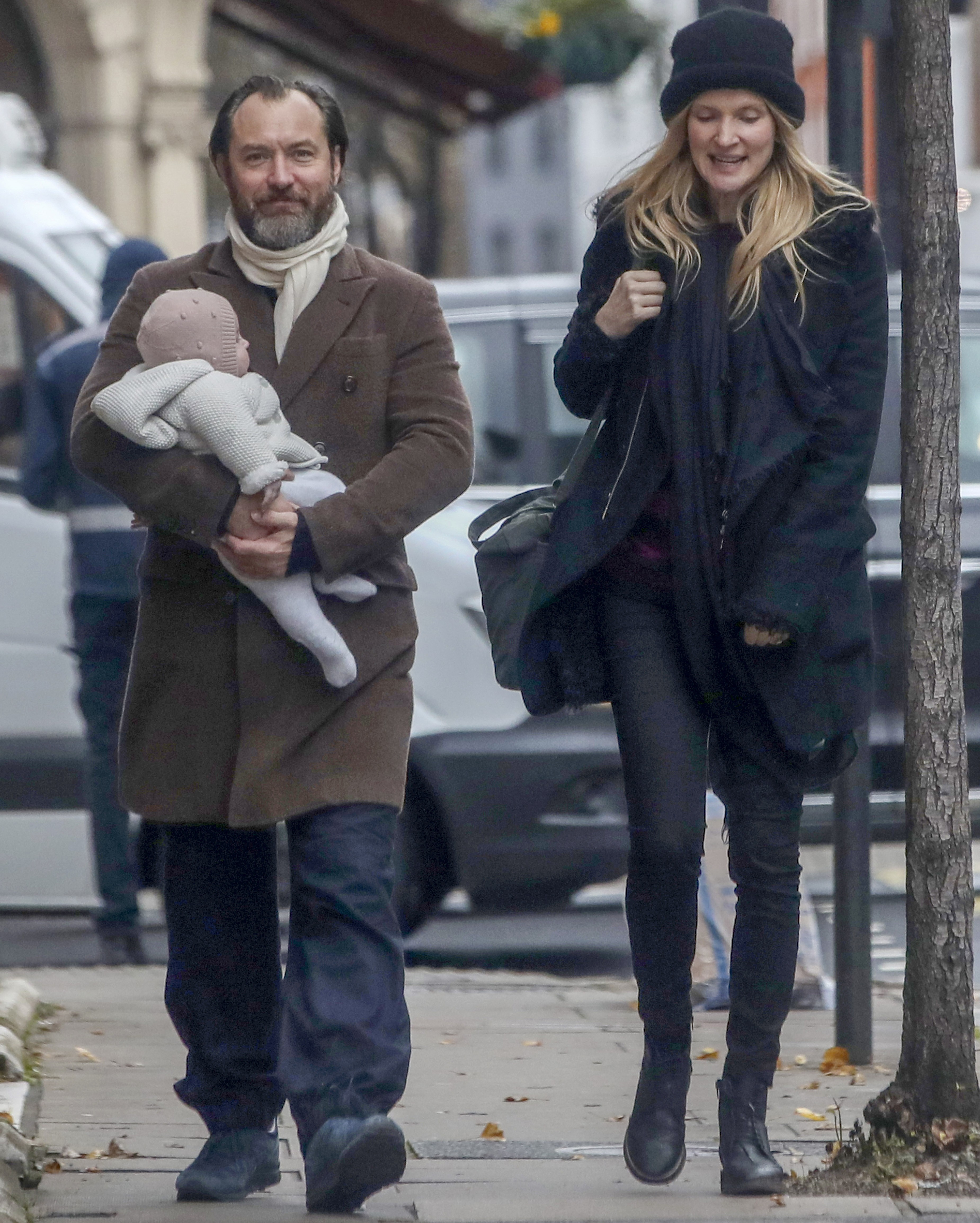 Jude Law e Phillipa Coan passeiam com o primeiro bebê do casal (Foto: Grosby Group)