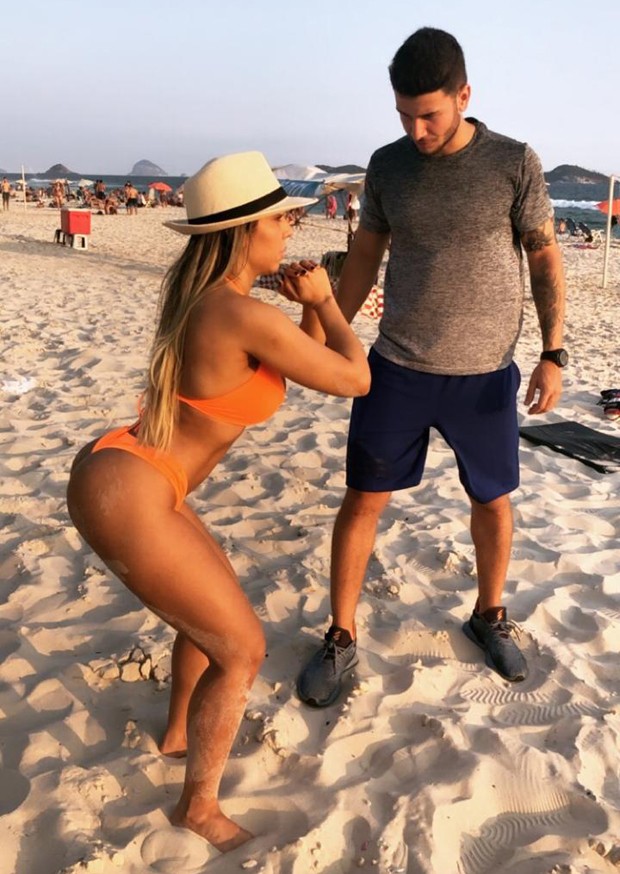 Mulher Melão treina com seu personal trainer, Matheus, na Praia da Barra da...