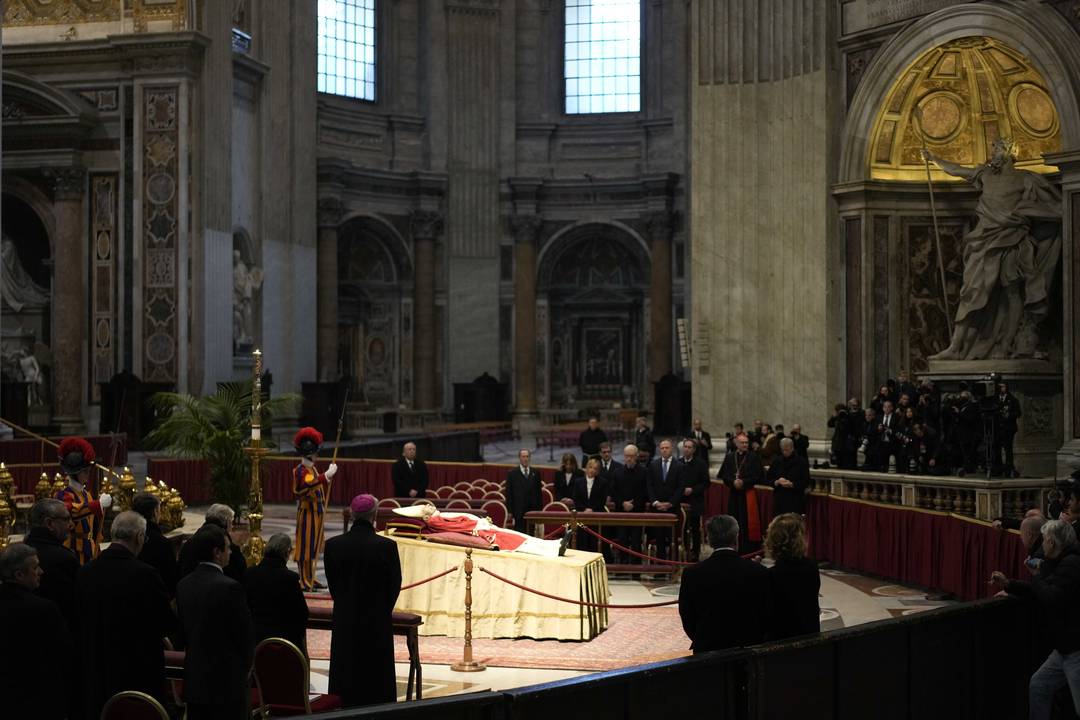 Corpo do papa emérito é velado na Basílica de São Pedro nesta segunda-feira (2)
