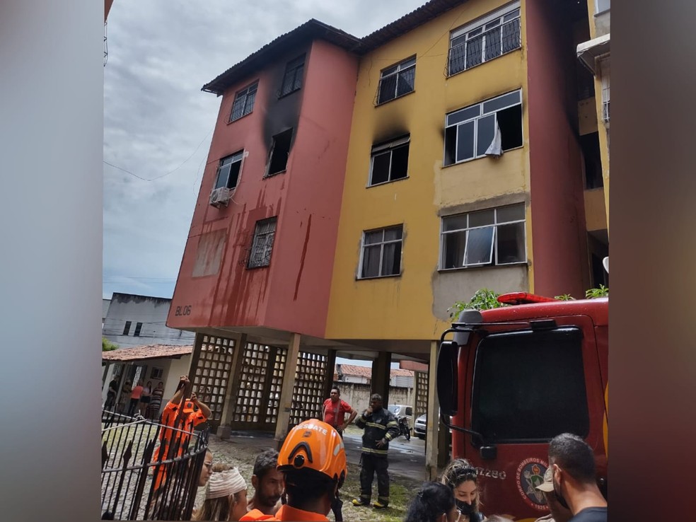 Bombeiros usaram 3 mil litros de água para combater o fogo no apartamento. — Foto: Corpo de Bombeiros/ Divulgação