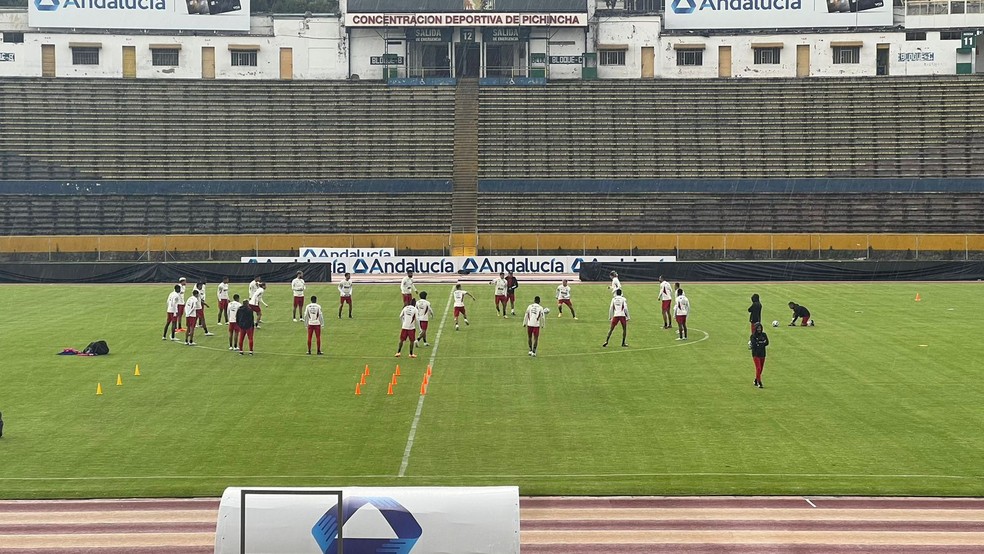 Treino do Flamengo no est&aacute;dio Atahualpa, em Quito &mdash; Foto: Let&iacute;cia Marques / ge