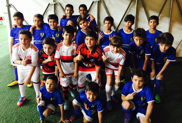 Crianças ignoradas pelo Fla entram em campo com o Nacional-AM