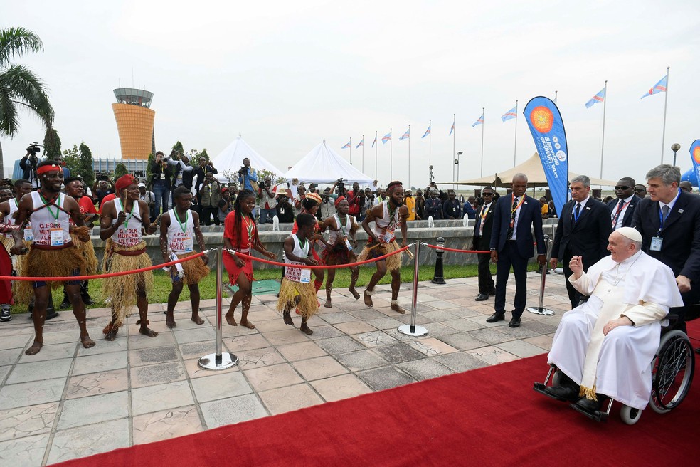 Papa Francisco acena pra dançarinos na chegada a Kinshasa, na República Democrática do Congo, em 31 de janeiro de 2023. — Foto: Vaticano via Reuters