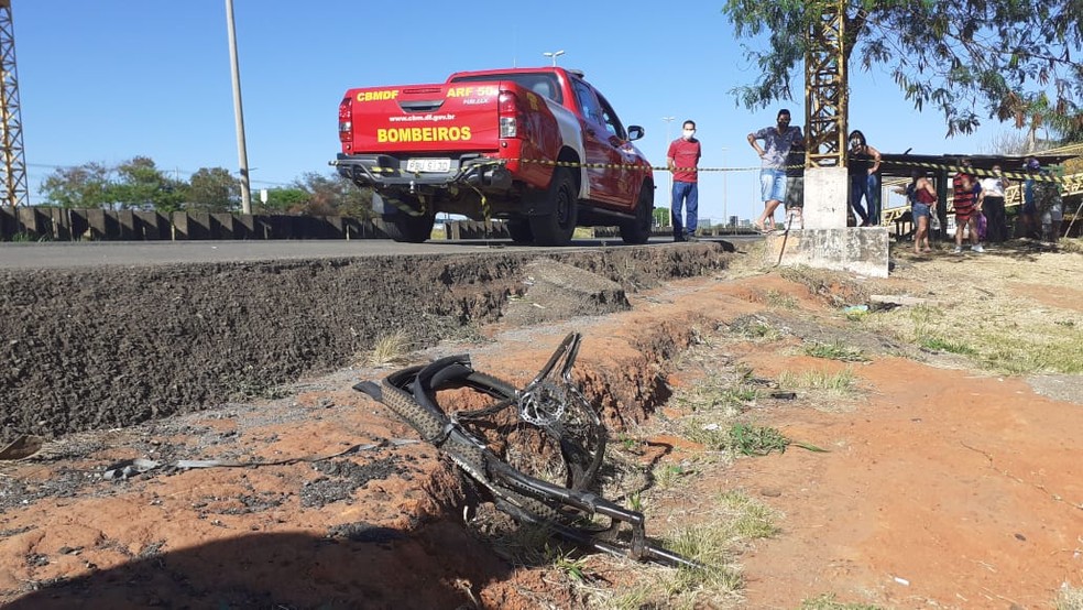 Ciclista morre em acidente na BR-070, no DF — Foto: CBMDF/Divulgação