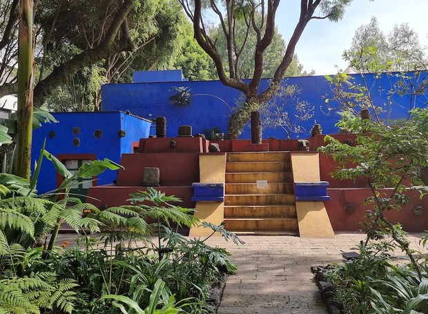 No meio do jardim, Diego Rivera construiu uma pirâmide escalonada de três partes, onde expôs peças arqueológicas (Foto: Flickr / Jorge Castro Ruso / CreativeCommons)