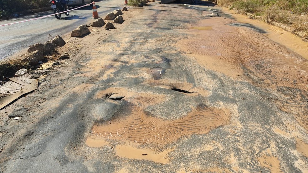 Caminhão fica preso em buraco, interdita avenida e bairros da Zona Sul de Teresina ficam sem água para reparo — Foto: Ângela Bispo/TV Clube