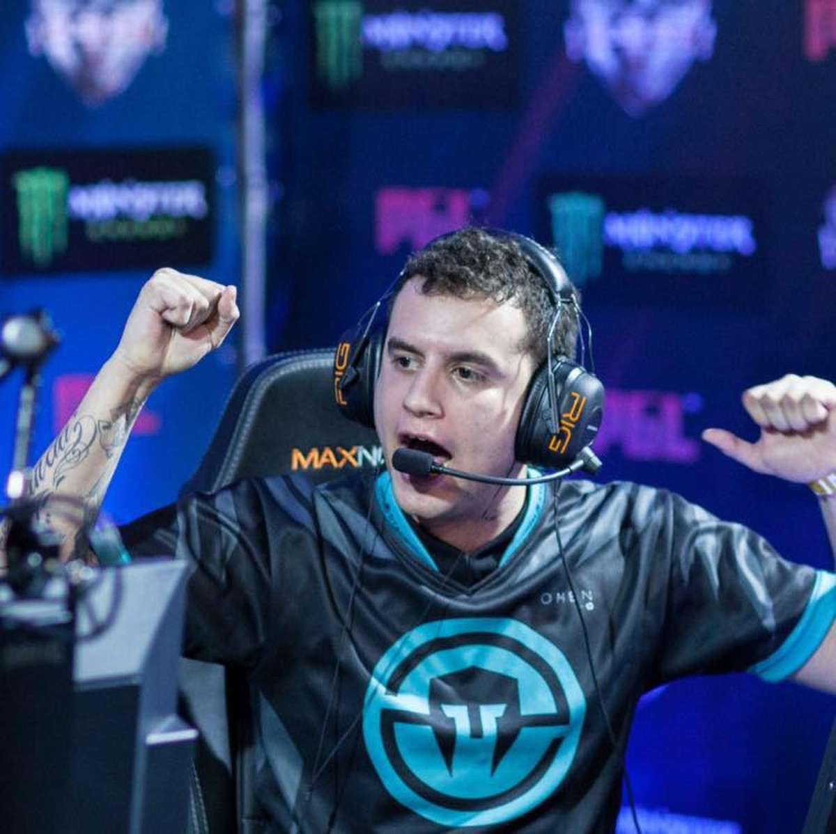 Play sent. KNGV CS. Рефреш КСГО. Рефреш игрок. Legendary CS go Players.