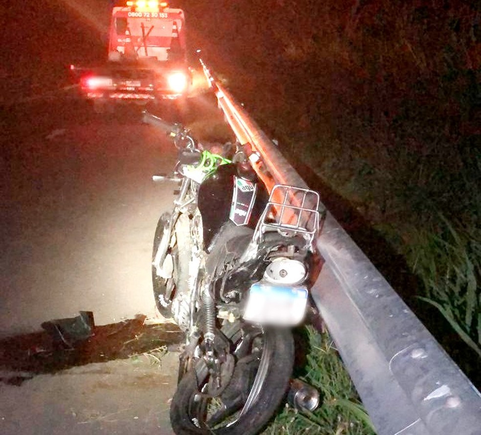 Motociclista morre após ser atingido na traseira por caminhonete em rodovia de Getulina — Foto: Polícia Rodoviária Federal/Divulgação