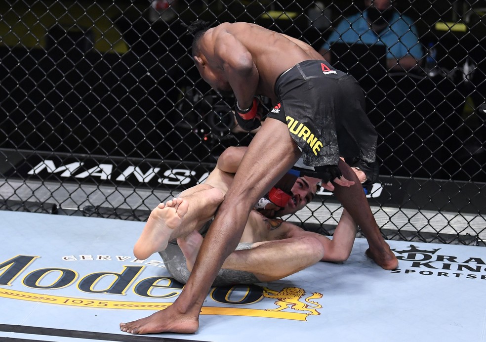 Ode Osbourne nocauteou Jerome Rivera em 26s no UFC Overeem x Volkov — Foto: Getty Images