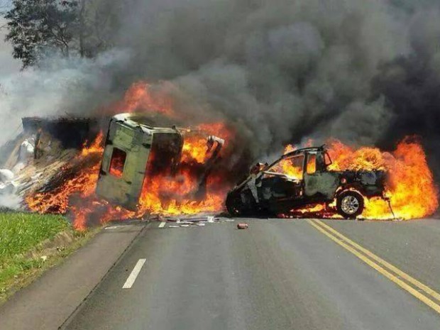 Após batida, dois veículos pegaram fogo na PR-092 (Foto: Divulgação/NP Diário)