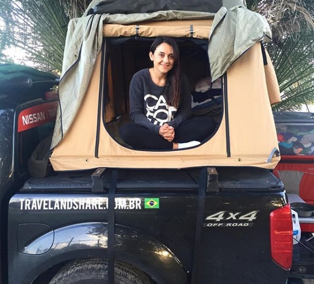 travel-and-share-casal-brasileiro-que-viaja-o-mundo-em-um-carro-com-casinha-camping (Foto: Divulgação)