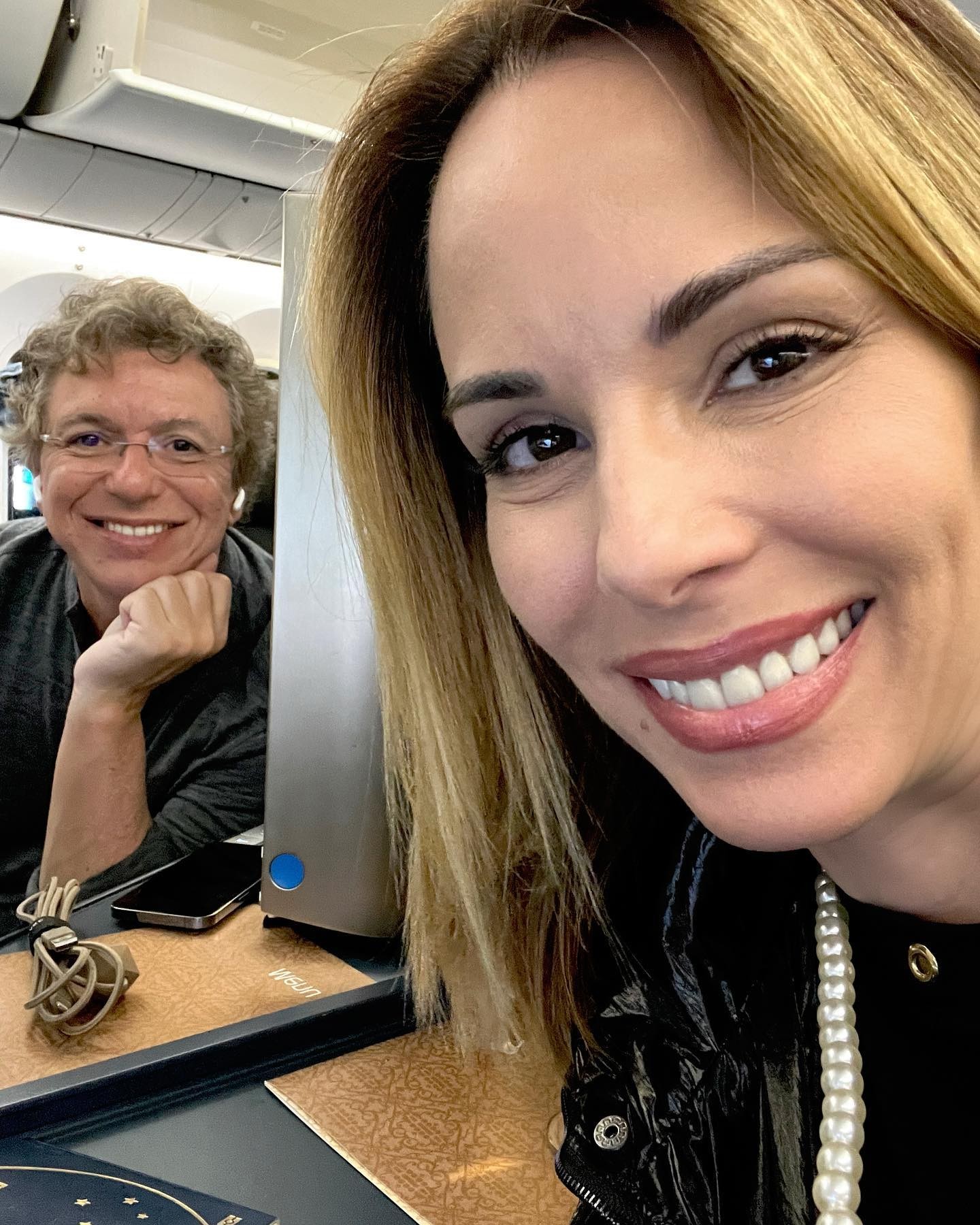 Ana Furtado posa em avião ao lado de Boninho e faz mistério sobre destino  (Foto: Reprodução / Instagram)