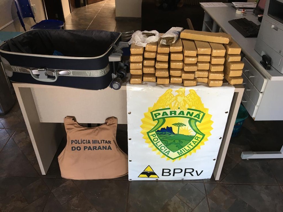 Em uma das abordagens, os policiais apreenderam mais de 24 kg de maconha com um adolescente de 17 anos — Foto: PRE/Divulgação