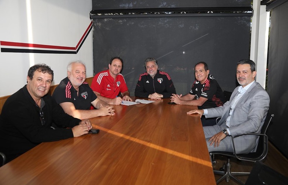 Ceni e dirigentes do São Paulo em renovação do treinador — Foto: Rubens Chiri / saopaulofc.net