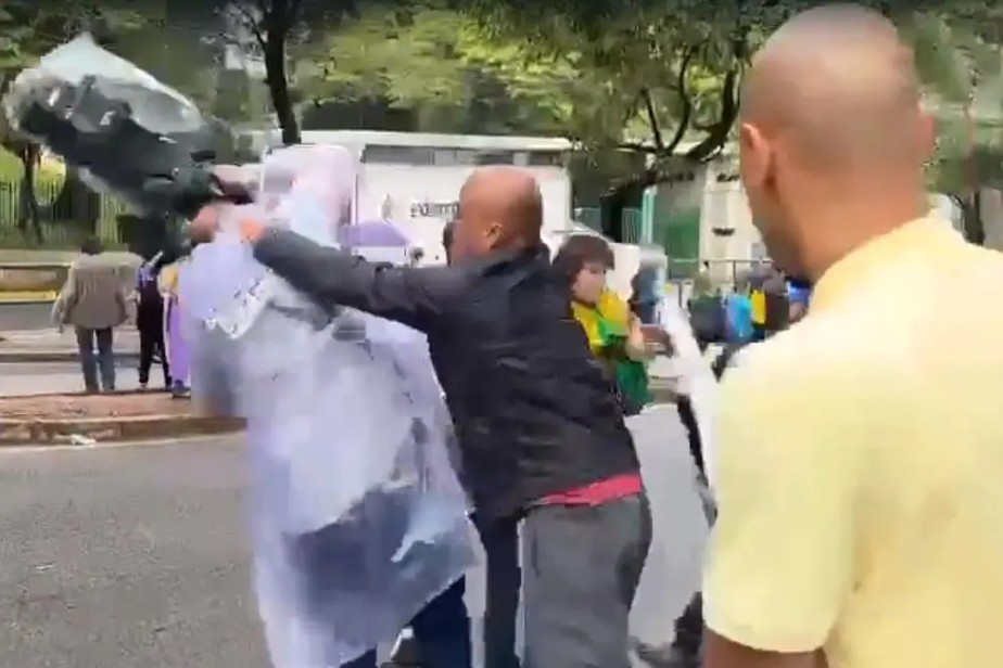 Equipe do 'O Tempo' foi agredida por manifestantes na Raja Gabáglia