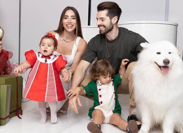 Alok e a mulher, Romana Novais, com os filhos, Ravi e Raika, e o cãozinho de estimação, Apollo (Foto: Instagram/@romananovais/Reprodução)