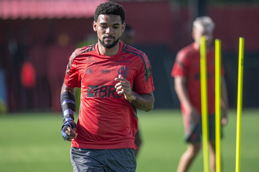 Bruno Viana treina no CT do Flamengo com proteção no braço direito — Foto: Marcelo Cortes/Flamengo