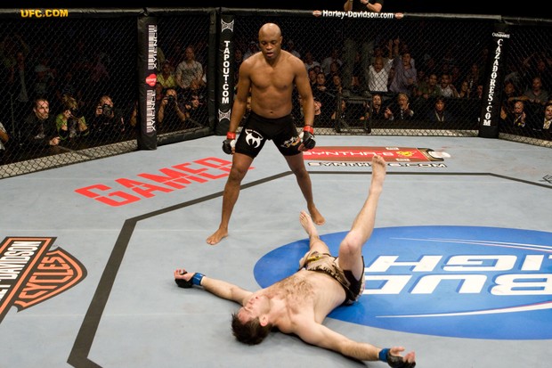 Anderson Silva nocauteia Forrest Griffin no UFC 101 (Foto: Getty Images)