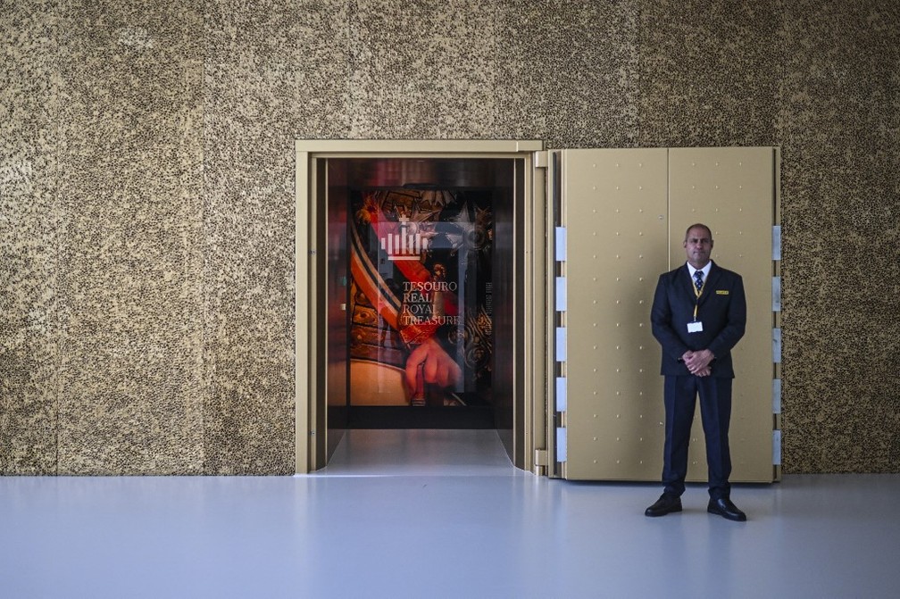 O valioso acervo do Tesouro Real fica dentro de uma caixa-forte gigante e é muito vigiado — Foto: Patricia de Melo Moreira/AFP