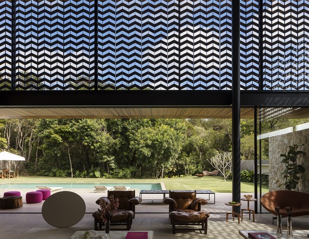 Em Curitiba, casa é emoldurada por um bosque de mata nativa (Foto: marcos bertoldi | 2021)