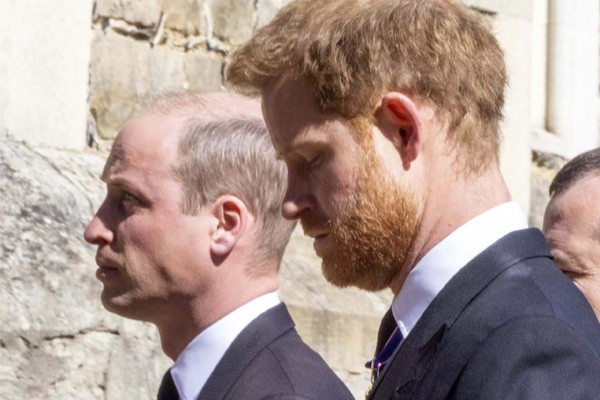 Os príncipes William e Harry no funeral do avô, o príncipe Philip (Foto: Getty Images)