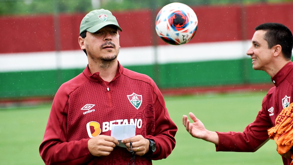 Fernando Diniz e o auxiliar Eduardo Barros no treino do Fluminense &mdash; Foto: Mailson Santana / Fluminense FC