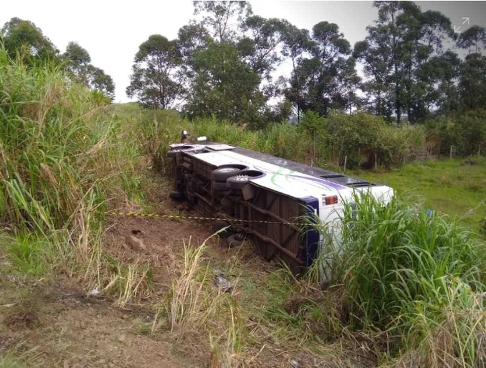 Após o tiroteio, o ônibus de sacoleiros que seguia com destino ao Paraguai tombou em uma ribanceira — Foto: Dionisio Mathias/RPC