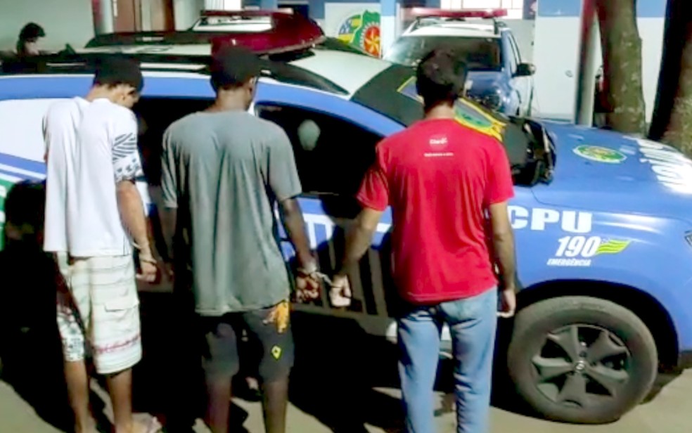 Jovem é preso junto com dois amigos por suspeita de estuprarem as irmãs dele, em Goianira, Goiás — Foto: Reprodução/Polícia Militar