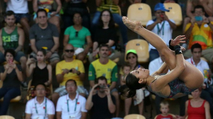 Ingrid Oliveira erra salto, fica fora da semifinal e se despede
