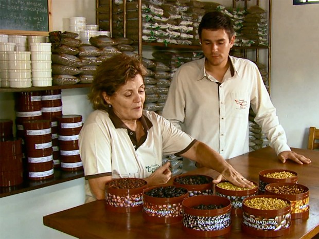 Cafeicultora cria técnica para deixar grãos descansarem no Sul de Minas (Foto: Reprodução EPTV)