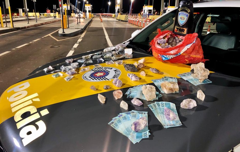 Polícia apreende mais de 20 kg de pedras preciosas sem nota fiscal em rodovia de Pongaí — Foto: Polícia Rodoviária/Divulgação