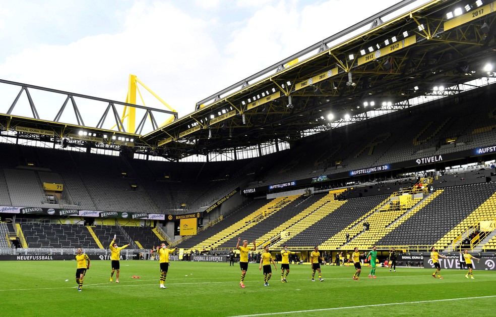 Comemoração Borussia Dortmund Schalke 04 estádio vazio — Foto: Martin Meissner/Reuters