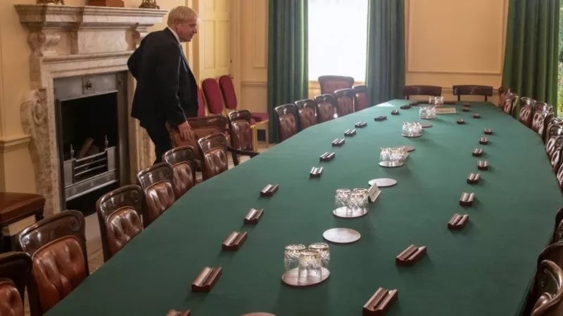 Boris Johnson no chamado Cabinet Room, em foto de 29 de julho de 2019, quando assumiu o poder; ali teria acontecido uma festa de aniversário para o premiê durante a pandemia (Foto: UK GOVERNMENT)