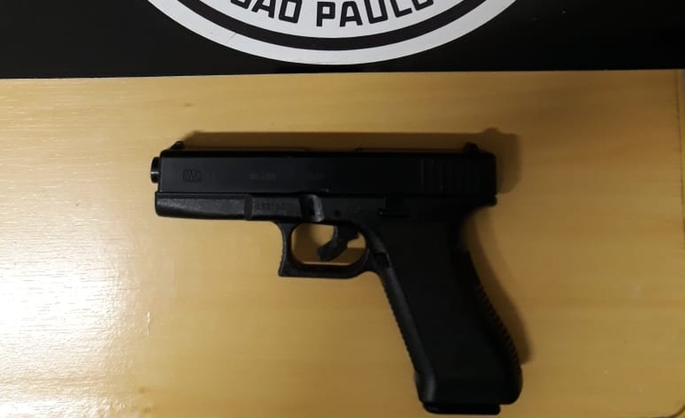 Simulacro de arma de fogo foi apreendido em Junqueirópolis — Foto: Polícia Militar 