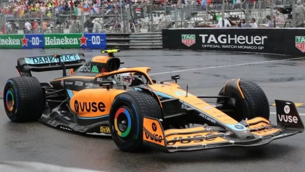 A McLaren tem um gêmeo digital de seu carro mais recente, que foi usado para ajudar no desenvolvimento do veículo real (Foto: GETTY IMAGES via BBC)