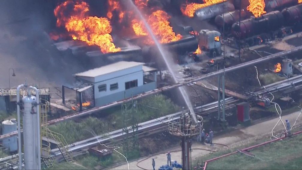 Bombeiros tentam combater as chamas em Manguinhos — Foto: Reprodução/TV Globo