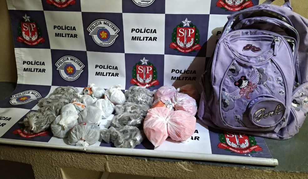 Porções apreendidas com suspeito em Cosmópolis (Foto: Polícia Militar/Divulgação)