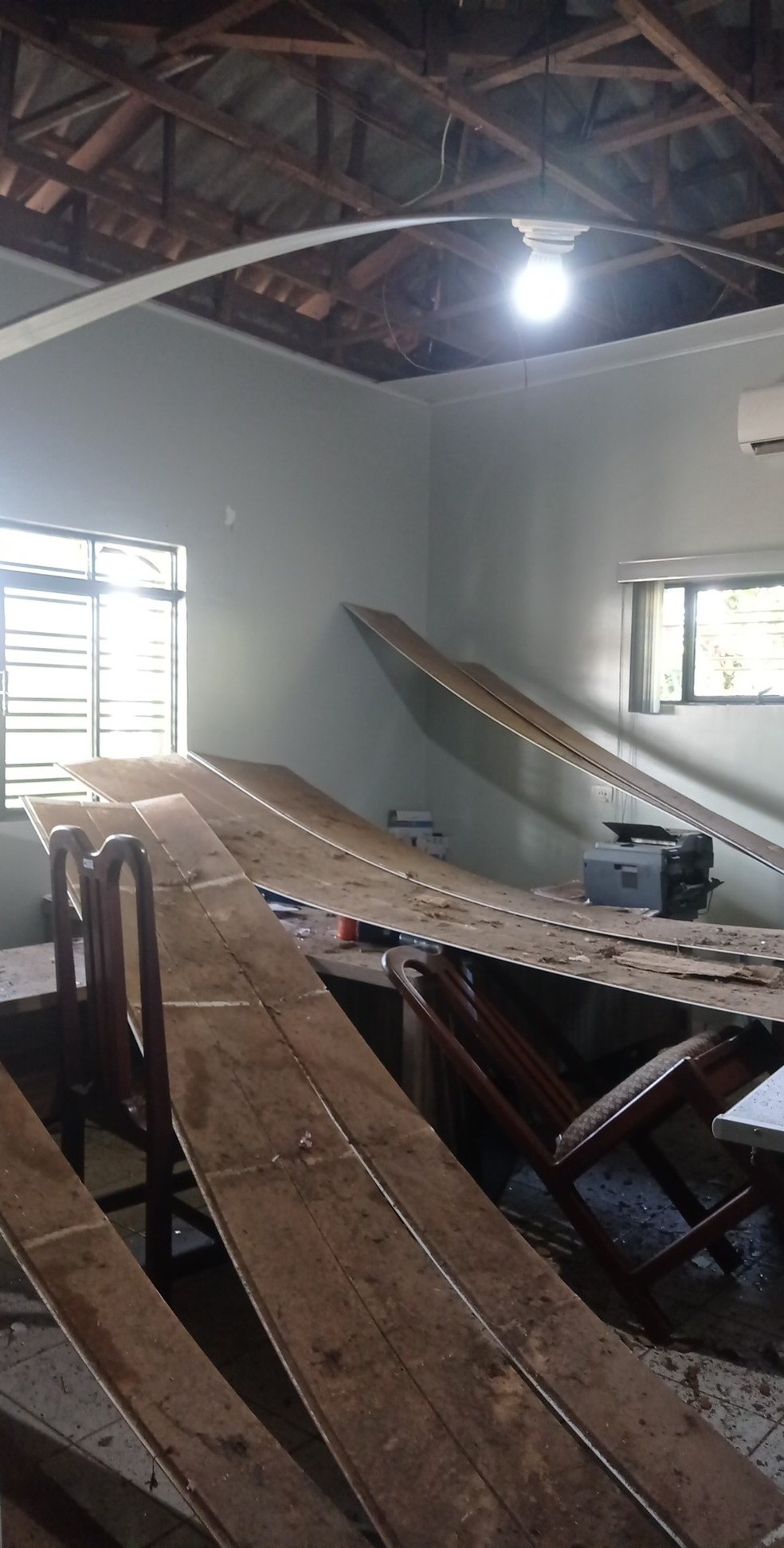 Parte da sede da prefeitura de Ourilândia do Norte ficou danificada após explosão de caixa eletrônica — Foto: Prefeitura de Ourilândia do Norte/Divulgação