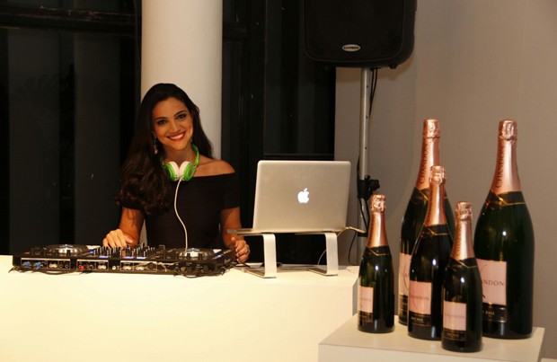 A DJ Ana Serroni (Foto: Marcos Rosa/Ed. Globo)
