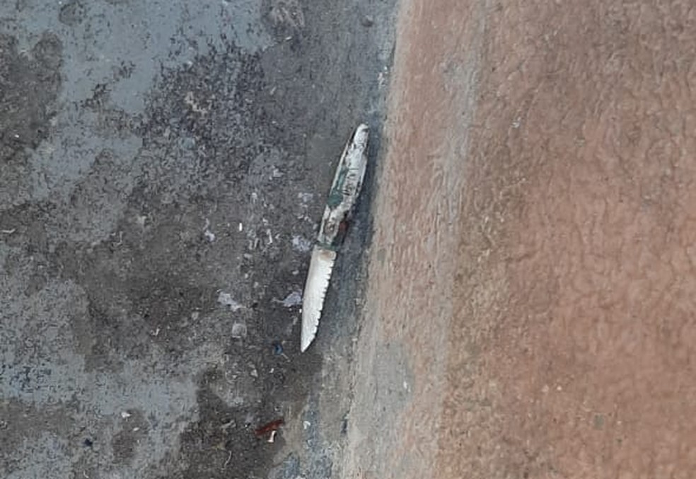 Faca foi apreendida com os dois detentos — Foto: Divulgação