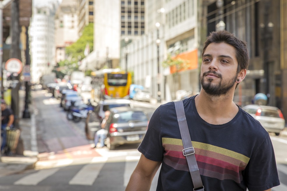 Rodrigo Simas entra em 'Órfãos da Terra' como Bruno, um fotógrafo que vai se apaixonar por Laila (Julia Dalavia) — Foto: Paulo Belote/Globo