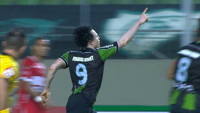 Cristiano, atacante do América-MG, comemora gol (Foto: Reprodução/Premiere FC)