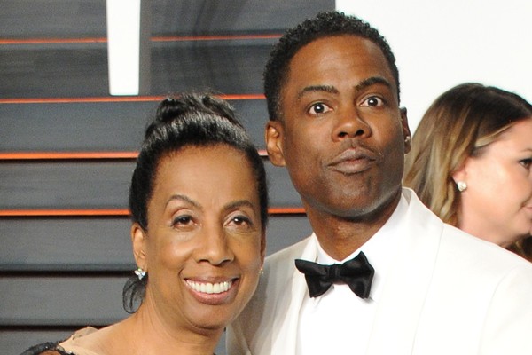 BEVERLY HILLS, CA - FEBRUARY 28:  Chris Rock (L) and his mother Rose Rock (R) attend the 2016 Vanity Fair Oscar Party hosted By Graydon Carter at Wallis Annenberg Center for the Performing Arts on February 28, 2016 in Beverly Hills, California.  (Photo by (Foto: FilmMagic)